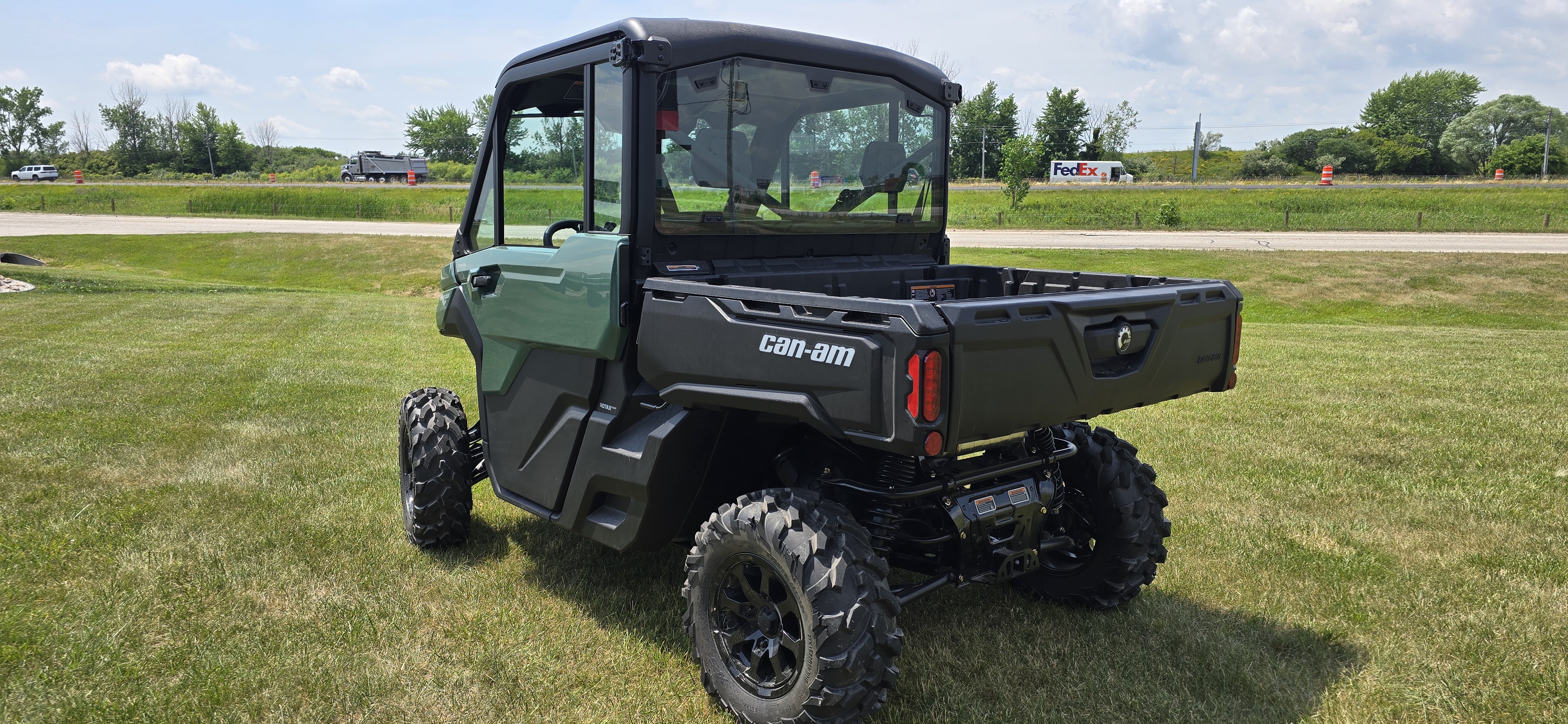 2026 Can-Am Defender DPS CAB HD10 UTILITY