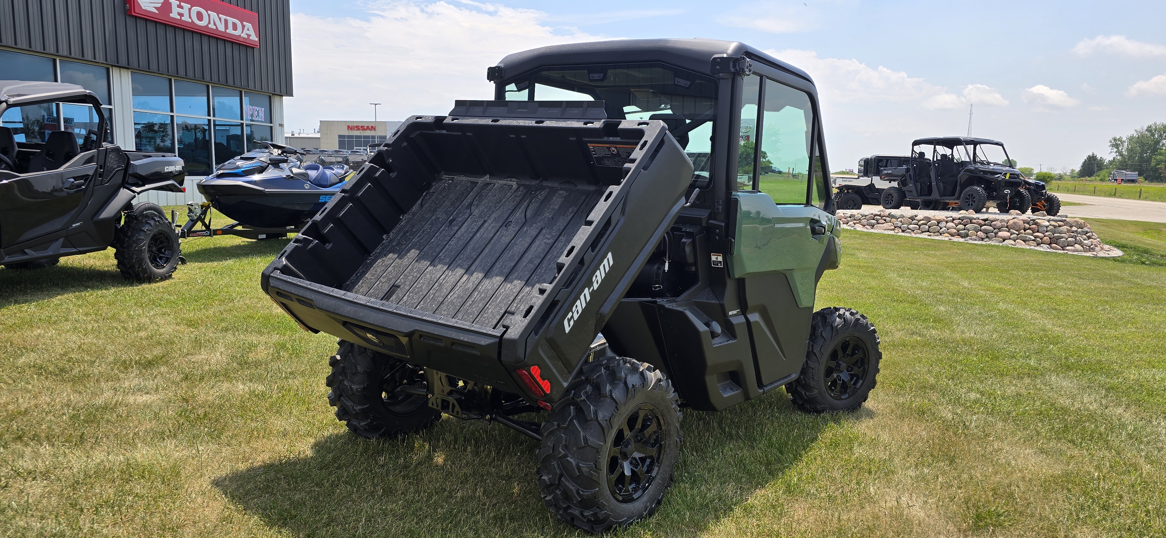 2026 Can-Am Defender DPS CAB HD10 UTILITY