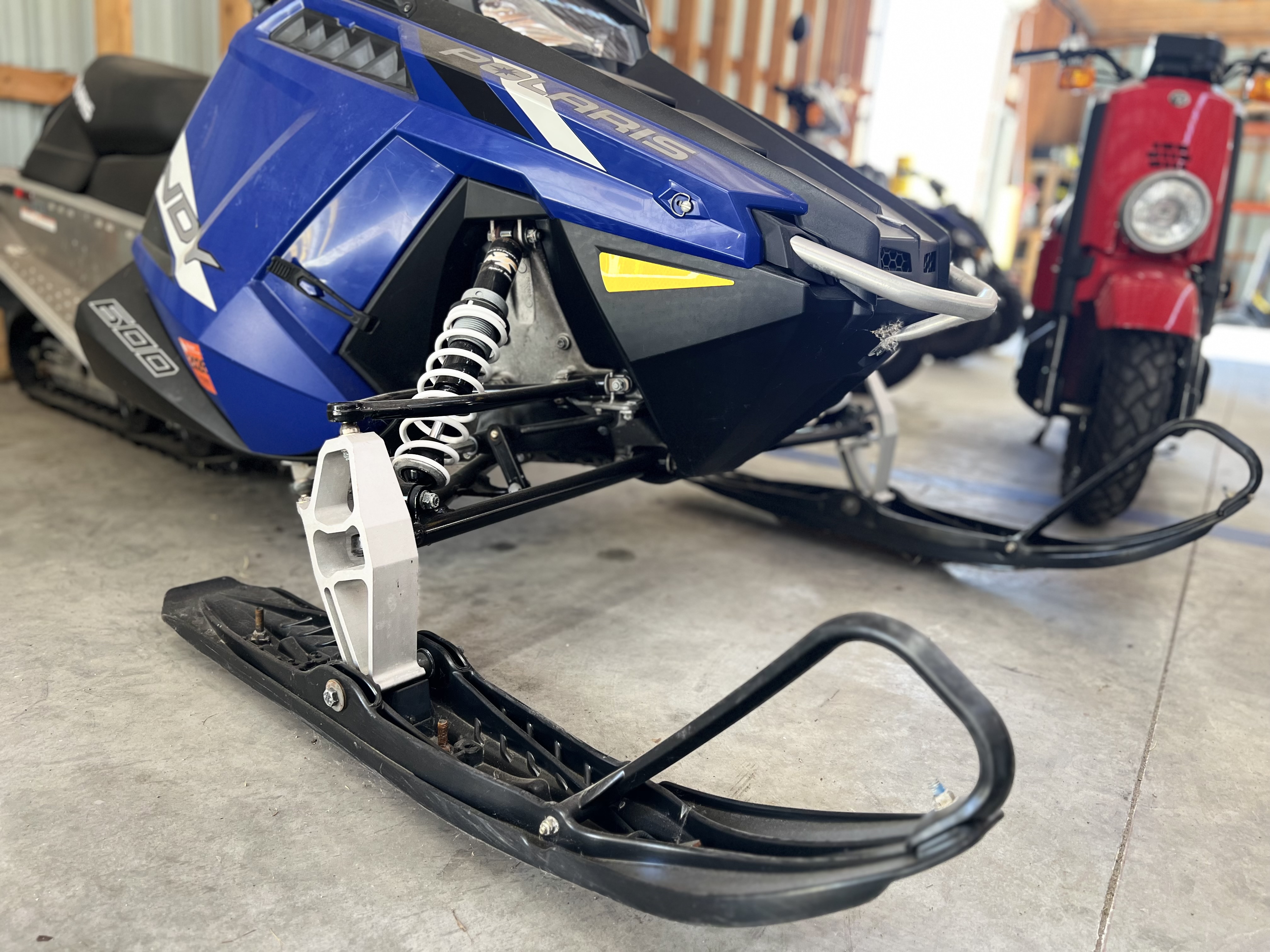 2017 Polaris 600 INDY 121 SNOWMOBILE